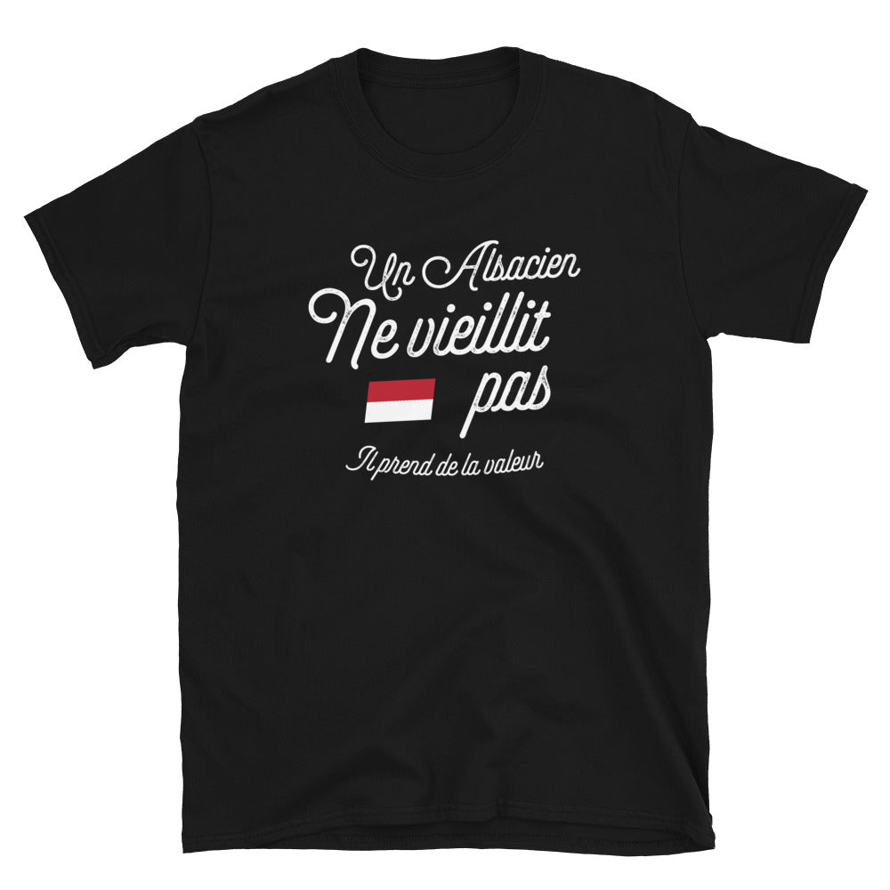 Un Alsacien ne vieillit pas - T-shirt standard - Ici & Là - T-shirts & Souvenirs de chez toi