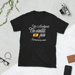 Un Alsacien ne vieillit pas - T-shirt standard - Ici & Là - T-shirts & Souvenirs de chez toi