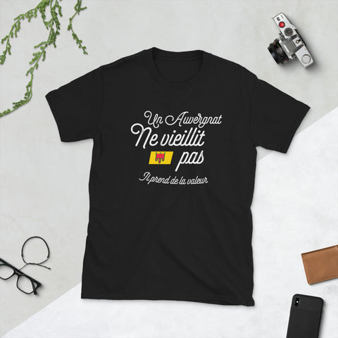 Un Alsacien ne vieillit pas - T-shirt standard - Ici & Là - T-shirts & Souvenirs de chez toi