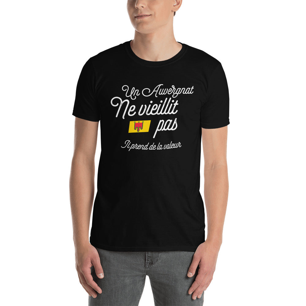 Un Alsacien ne vieillit pas - T-shirt standard - Ici & Là - T-shirts & Souvenirs de chez toi