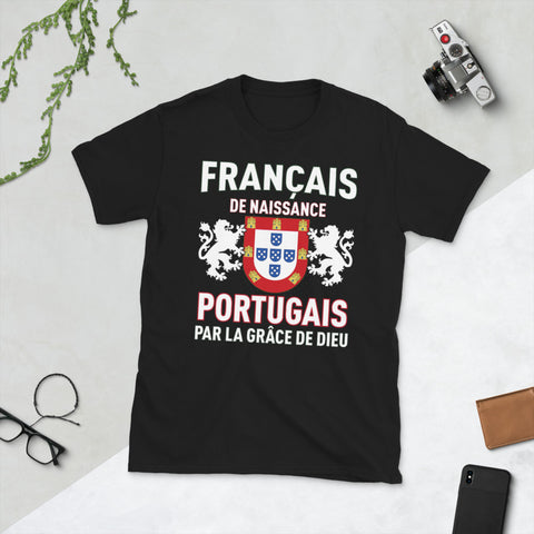 Portugais par la grâce de Dieu - T-shirt standard - Ici & Là - T-shirts & Souvenirs de chez toi