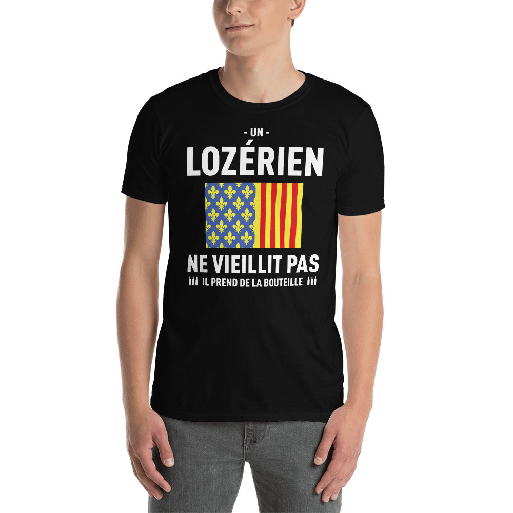 Un Lozérien ne vieillit pas il prend de la bouteille - T-shirt standard - Ici & Là - T-shirts & Souvenirs de chez toi