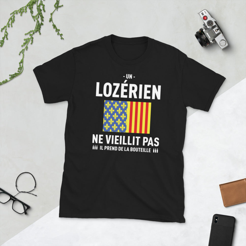 Un Lozérien ne vieillit pas il prend de la bouteille - T-shirt standard - Ici & Là - T-shirts & Souvenirs de chez toi