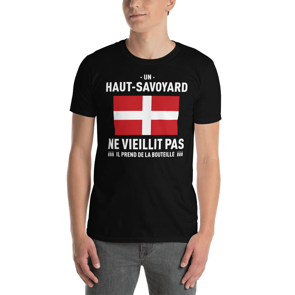 Un Haut-Savoyard ne vieillit pas il prend de la bouteille - T-shirt standard - Ici & Là - T-shirts & Souvenirs de chez toi