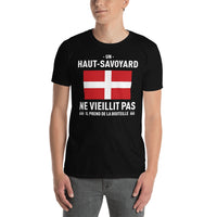 Thumbnail for Un Haut-Savoyard ne vieillit pas il prend de la bouteille - T-shirt standard - Ici & Là - T-shirts & Souvenirs de chez toi