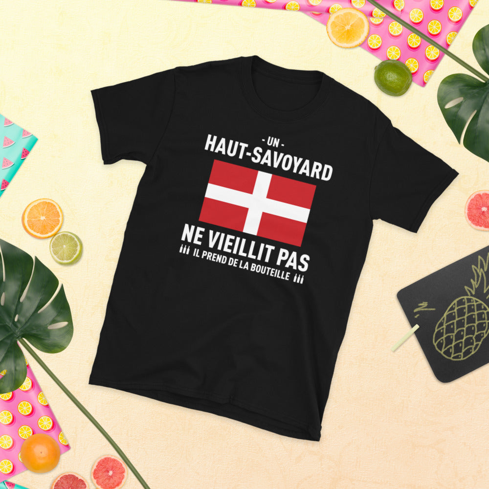 Un Haut-Savoyard ne vieillit pas il prend de la bouteille - T-shirt standard - Ici & Là - T-shirts & Souvenirs de chez toi