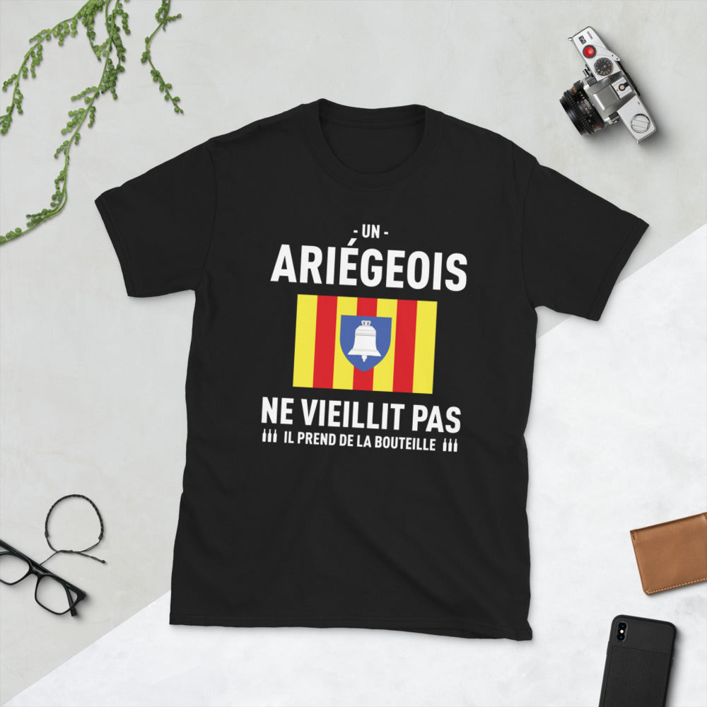 Un Ariégeois ne vieillit pas il prend de la bouteille - T-shirt standard - Ici & Là - T-shirts & Souvenirs de chez toi