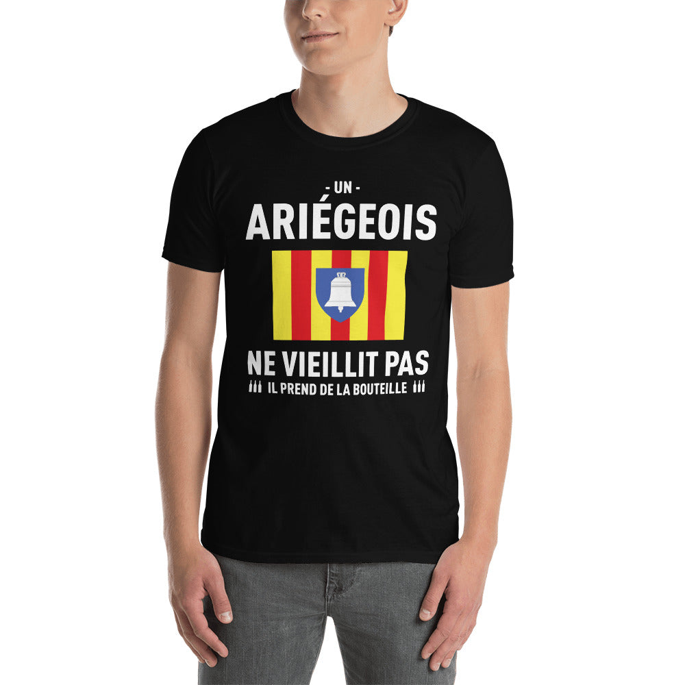 Un Ariégeois ne vieillit pas il prend de la bouteille - T-shirt standard - Ici & Là - T-shirts & Souvenirs de chez toi