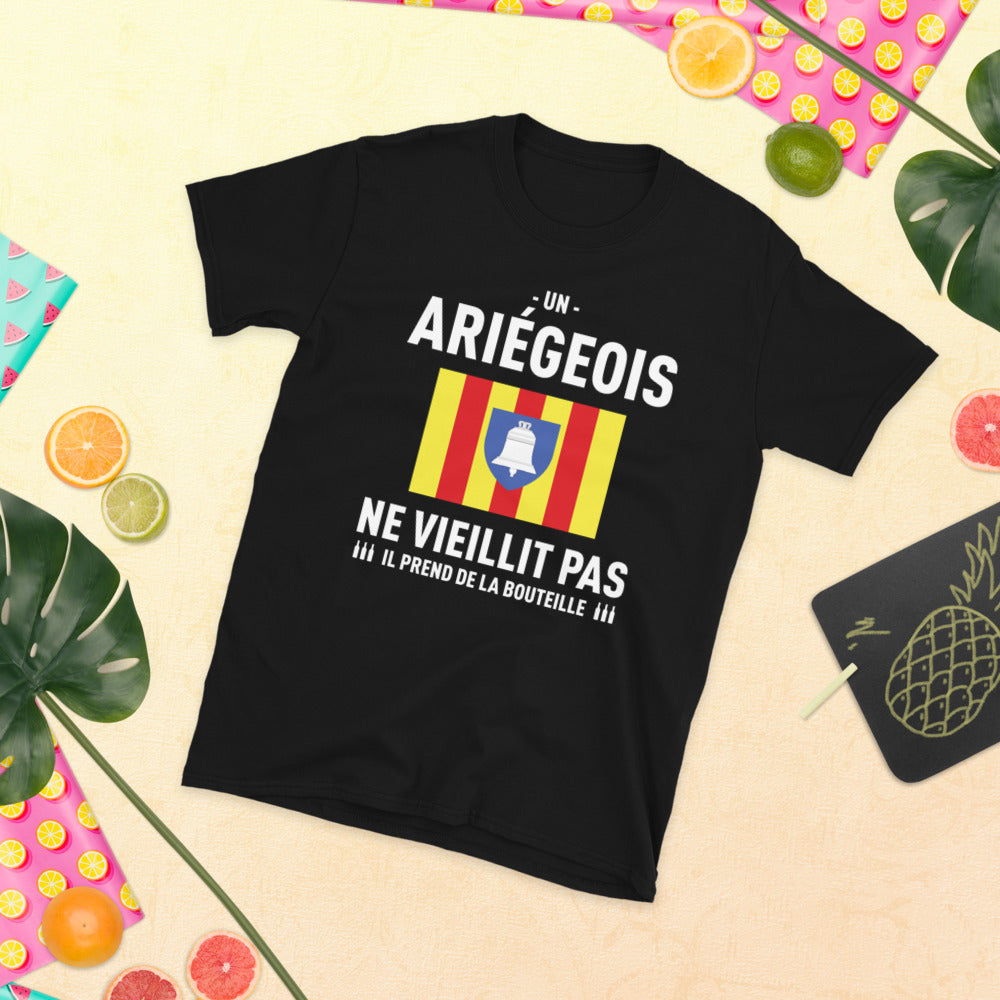 Un Ariégeois ne vieillit pas il prend de la bouteille - T-shirt standard - Ici & Là - T-shirts & Souvenirs de chez toi