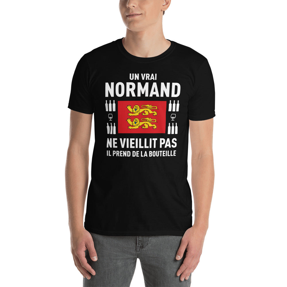 Un vrai normand prend de la bouteille - T-shirt standard - Ici & Là - T-shirts & Souvenirs de chez toi