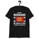 Un vrai normand prend de la bouteille - T-shirt standard - Ici & Là - T-shirts & Souvenirs de chez toi