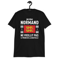 Thumbnail for Un vrai normand prend de la bouteille - T-shirt standard - Ici & Là - T-shirts & Souvenirs de chez toi