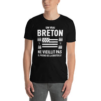 Thumbnail for Un vrai Breton prend de la bouteille - T-shirt standard - Ici & Là - T-shirts & Souvenirs de chez toi