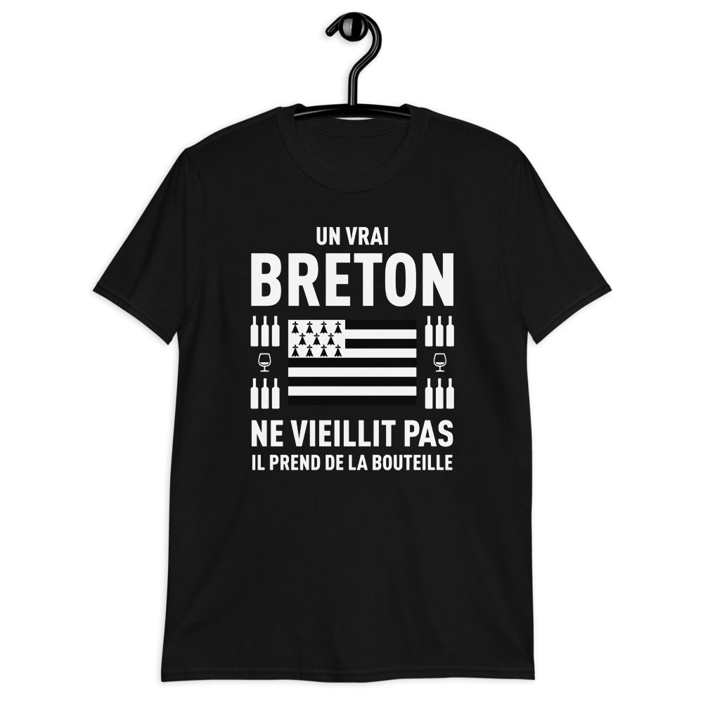 Un vrai Breton prend de la bouteille - T-shirt standard - Ici & Là - T-shirts & Souvenirs de chez toi