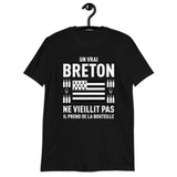 Un vrai Breton prend de la bouteille - T-shirt standard - Ici & Là - T-shirts & Souvenirs de chez toi