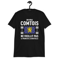 Thumbnail for Un vrai Comtois prend de la bouteille - T-shirt standard - Ici & Là - T-shirts & Souvenirs de chez toi