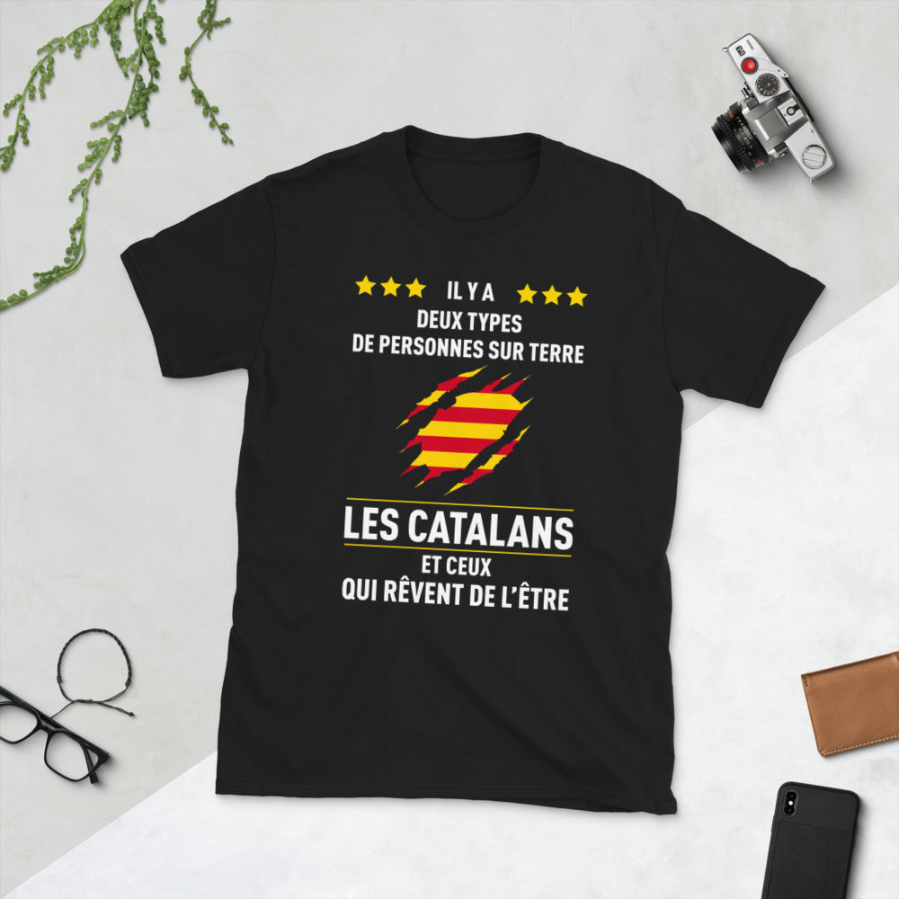 Catalans, Il y a deux types de personnes - T-shirt standard - Ici & Là - T-shirts & Souvenirs de chez toi