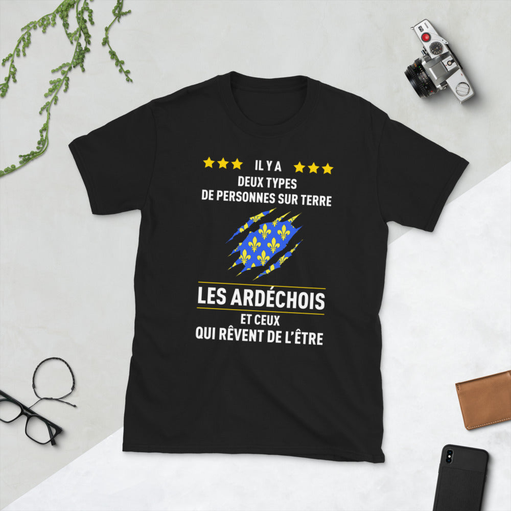 Ardéchois, Il y a deux types de personnes - T-shirt standard - Ici & Là - T-shirts & Souvenirs de chez toi