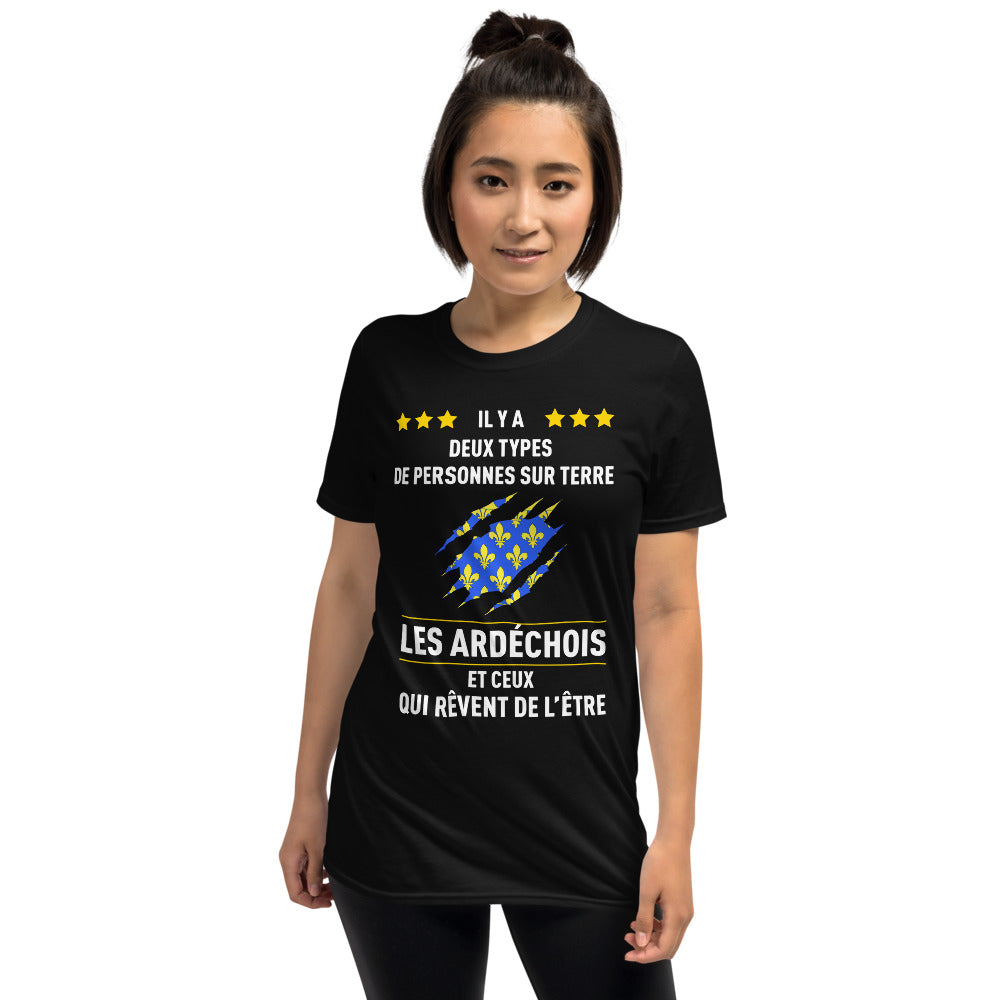 Ardéchois, Il y a deux types de personnes - T-shirt standard - Ici & Là - T-shirts & Souvenirs de chez toi