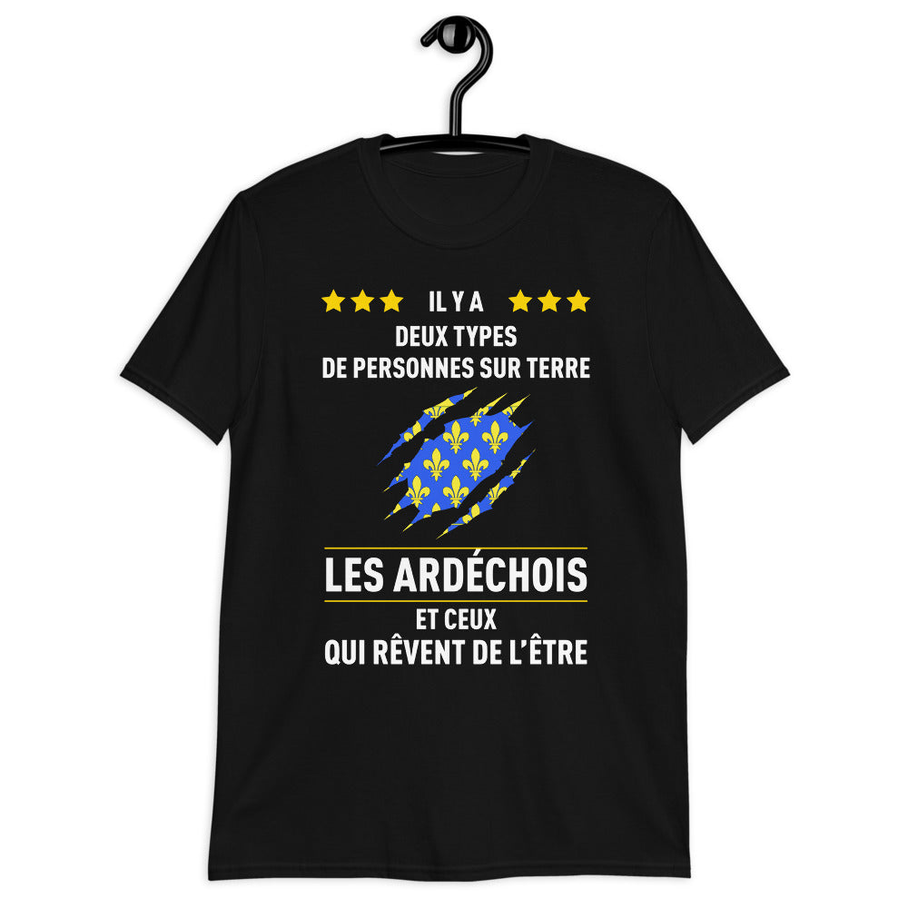 Ardéchois, Il y a deux types de personnes - T-shirt standard - Ici & Là - T-shirts & Souvenirs de chez toi