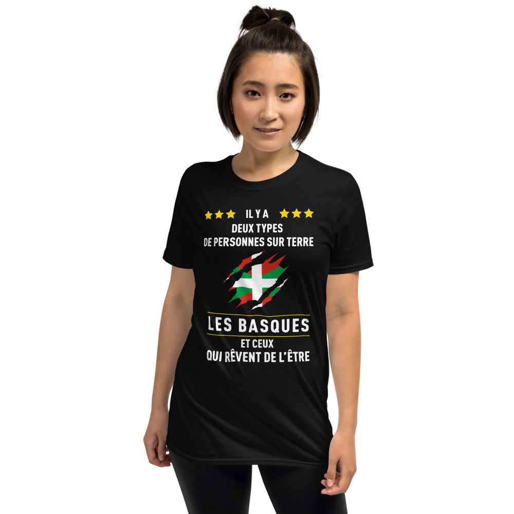 Basques, Il y a deux types de personnes - T-shirt standard - Ici & Là - T-shirts & Souvenirs de chez toi