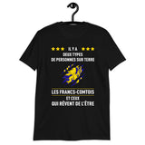 Deux types de personnes les Franc-Comtois - T-shirt standard - Ici & Là - T-shirts & Souvenirs de chez toi