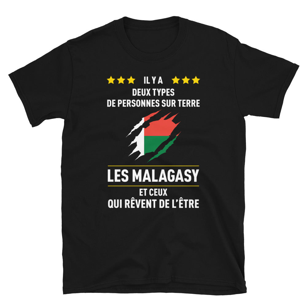 Deux types de personnes, les Malagasy et ceux qui rêvent de l'être - T-shirt standard Madagascard - Ici & Là - T-shirts & Souvenirs de chez toi