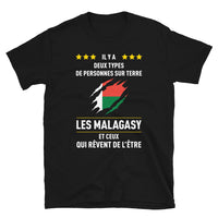 Thumbnail for Deux types de personnes, les Malagasy et ceux qui rêvent de l'être - T-shirt standard Madagascard - Ici & Là - T-shirts & Souvenirs de chez toi