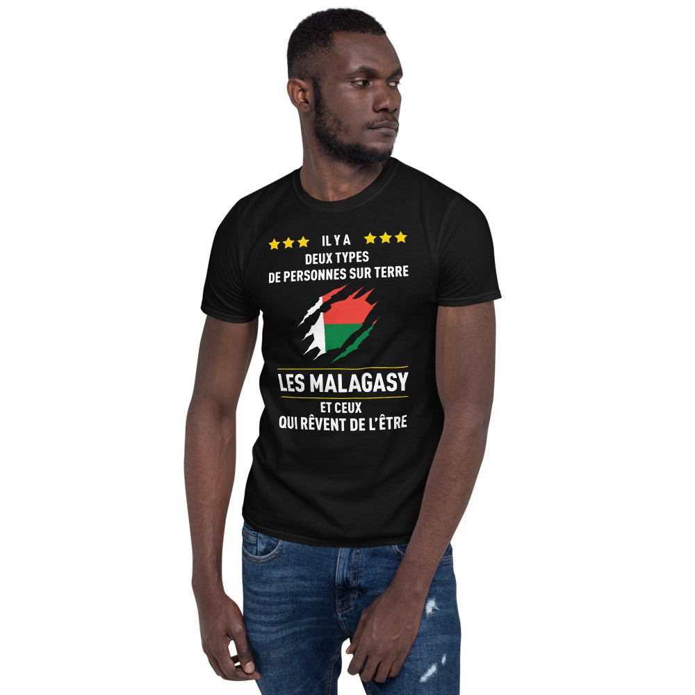 Deux types de personnes, les Malagasy et ceux qui rêvent de l'être - T-shirt standard Madagascard - Ici & Là - T-shirts & Souvenirs de chez toi