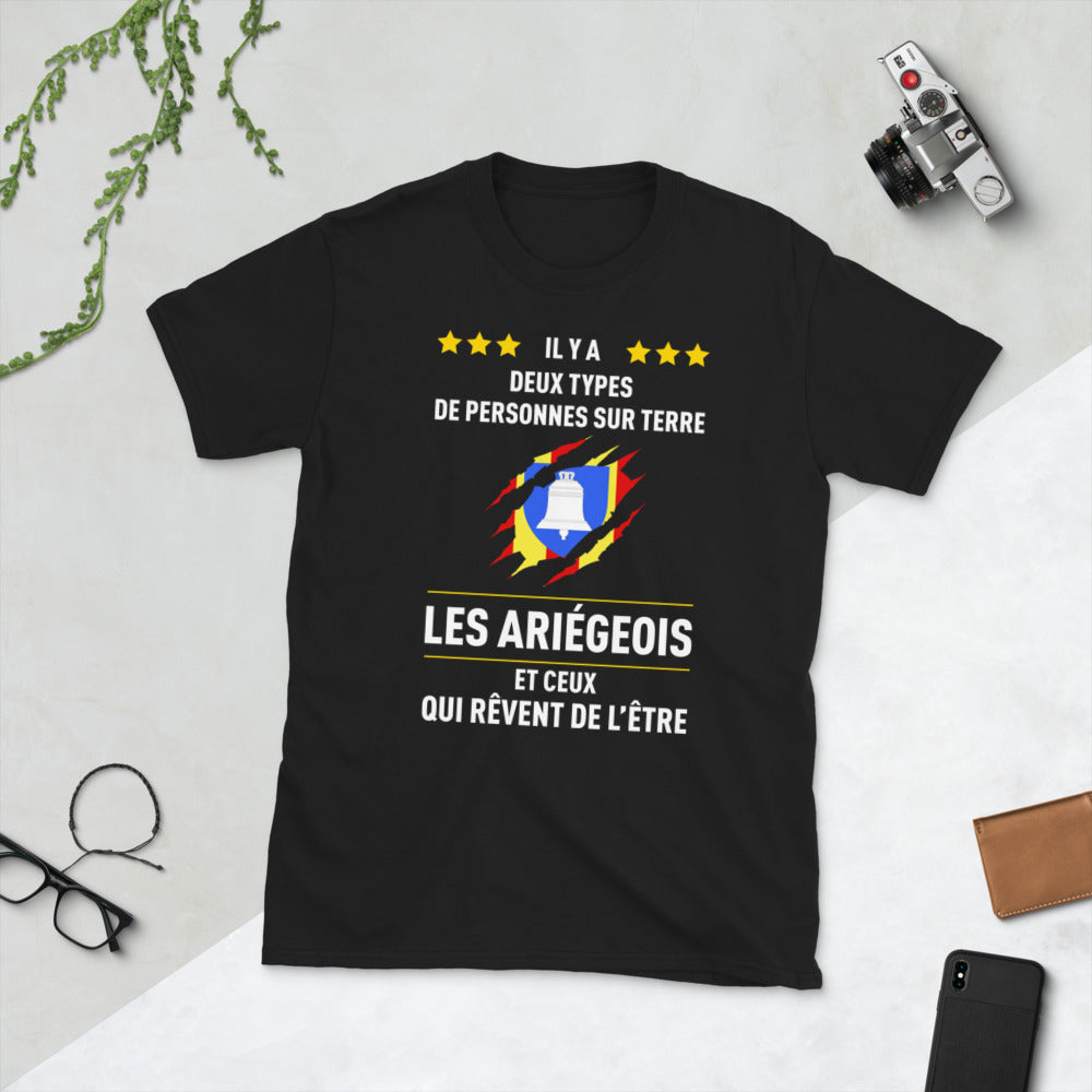 Deux types de personnes, les Ariégeois et ceux qui rêvent de l'être - T-shirt standard - Ici & Là - T-shirts & Souvenirs de chez toi