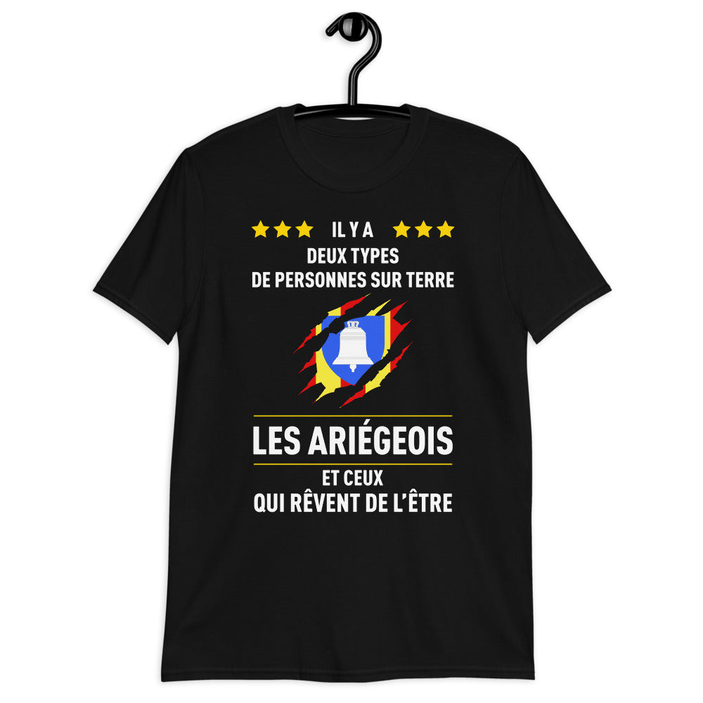 Deux types de personnes, les Ariégeois et ceux qui rêvent de l'être - T-shirt standard - Ici & Là - T-shirts & Souvenirs de chez toi