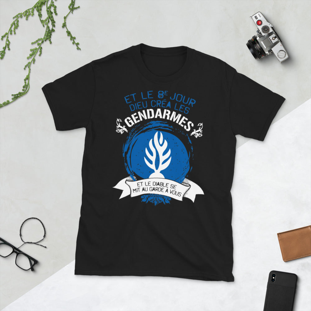 Dieu créa les Gendarmes et le diable se mit au Garde à vous - T-shirt standard