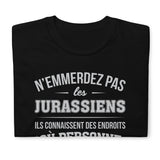 T-shirt idée cadeau humour Jurassien ne les emmerdez pas.
