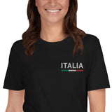Italia - T-shirt standard unisexe brodé avec liseré drapeau italien vert blanc rouge - Ici & Là - T-shirts & Souvenirs de chez toi