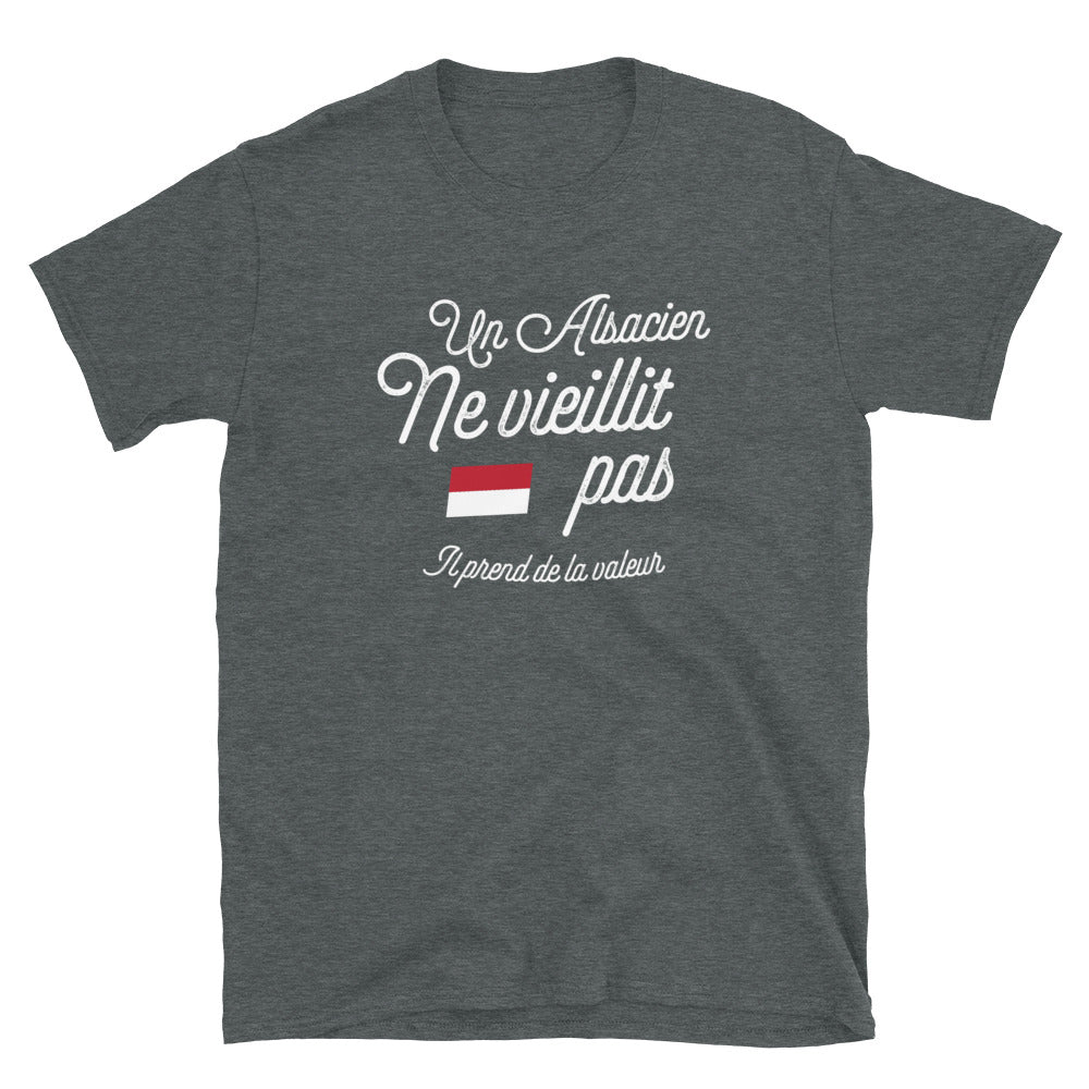 Un Alsacien ne vieillit pas - T-shirt standard - Ici & Là - T-shirts & Souvenirs de chez toi