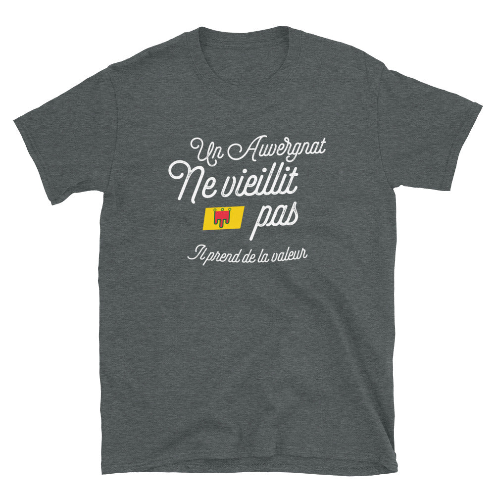 Un Auvergnat ne vieillit pas - T-shirt standard - Ici & Là - T-shirts & Souvenirs de chez toi