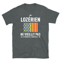 Thumbnail for Un Lozérien ne vieillit pas il prend de la bouteille - T-shirt standard - Ici & Là - T-shirts & Souvenirs de chez toi