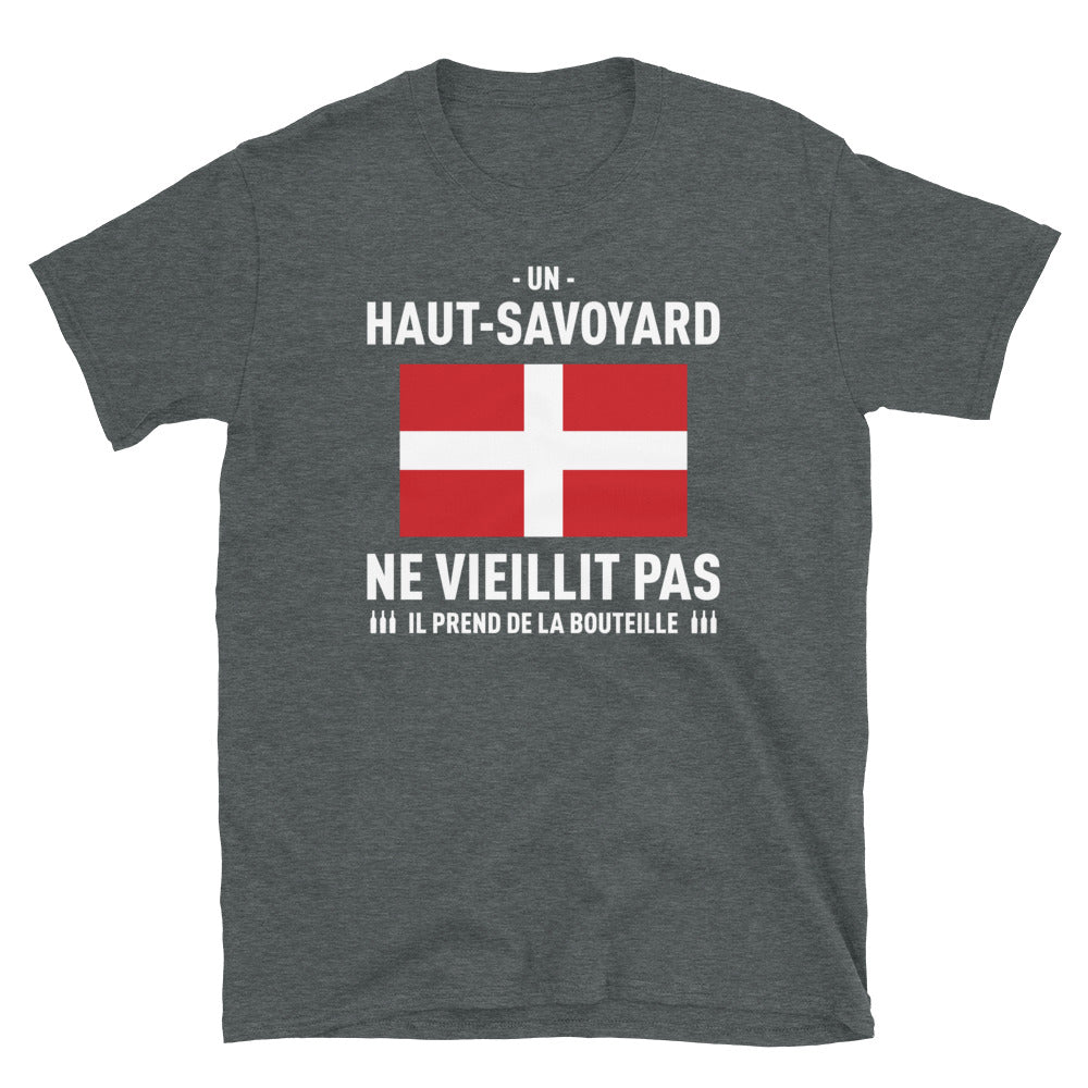 Un Haut-Savoyard ne vieillit pas il prend de la bouteille - T-shirt standard - Ici & Là - T-shirts & Souvenirs de chez toi