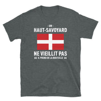 Thumbnail for Un Haut-Savoyard ne vieillit pas il prend de la bouteille - T-shirt standard - Ici & Là - T-shirts & Souvenirs de chez toi