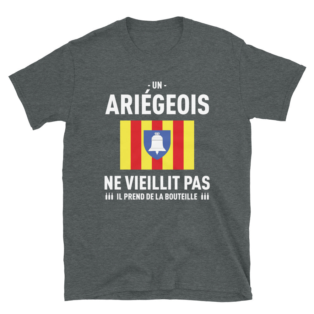 Un Ariégeois ne vieillit pas il prend de la bouteille - T-shirt standard - Ici & Là - T-shirts & Souvenirs de chez toi