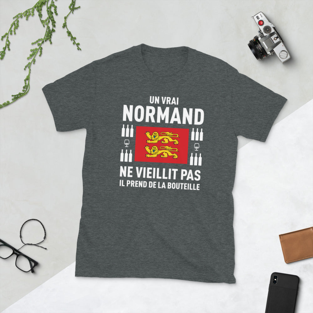 Un vrai normand prend de la bouteille - T-shirt standard - Ici & Là - T-shirts & Souvenirs de chez toi