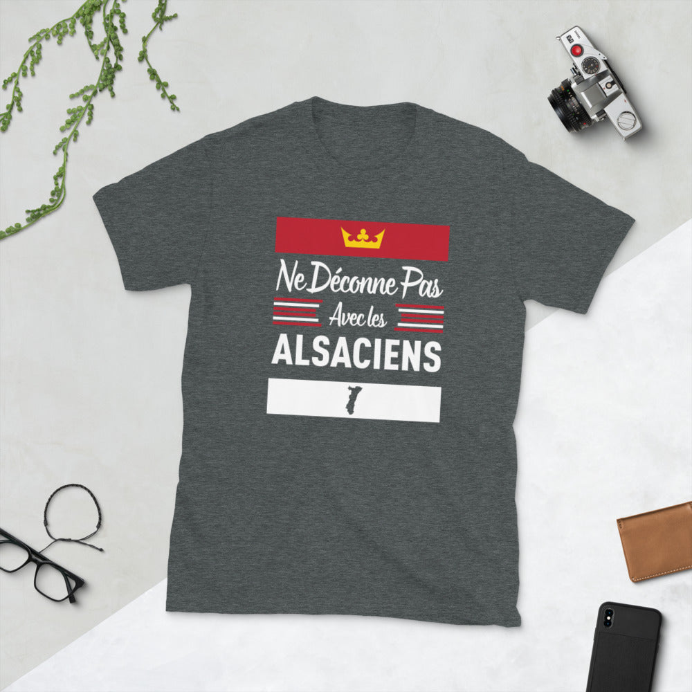 Ne déconne pas avec les Alsaciens - T-shirt standard - Ici & Là - T-shirts & Souvenirs de chez toi