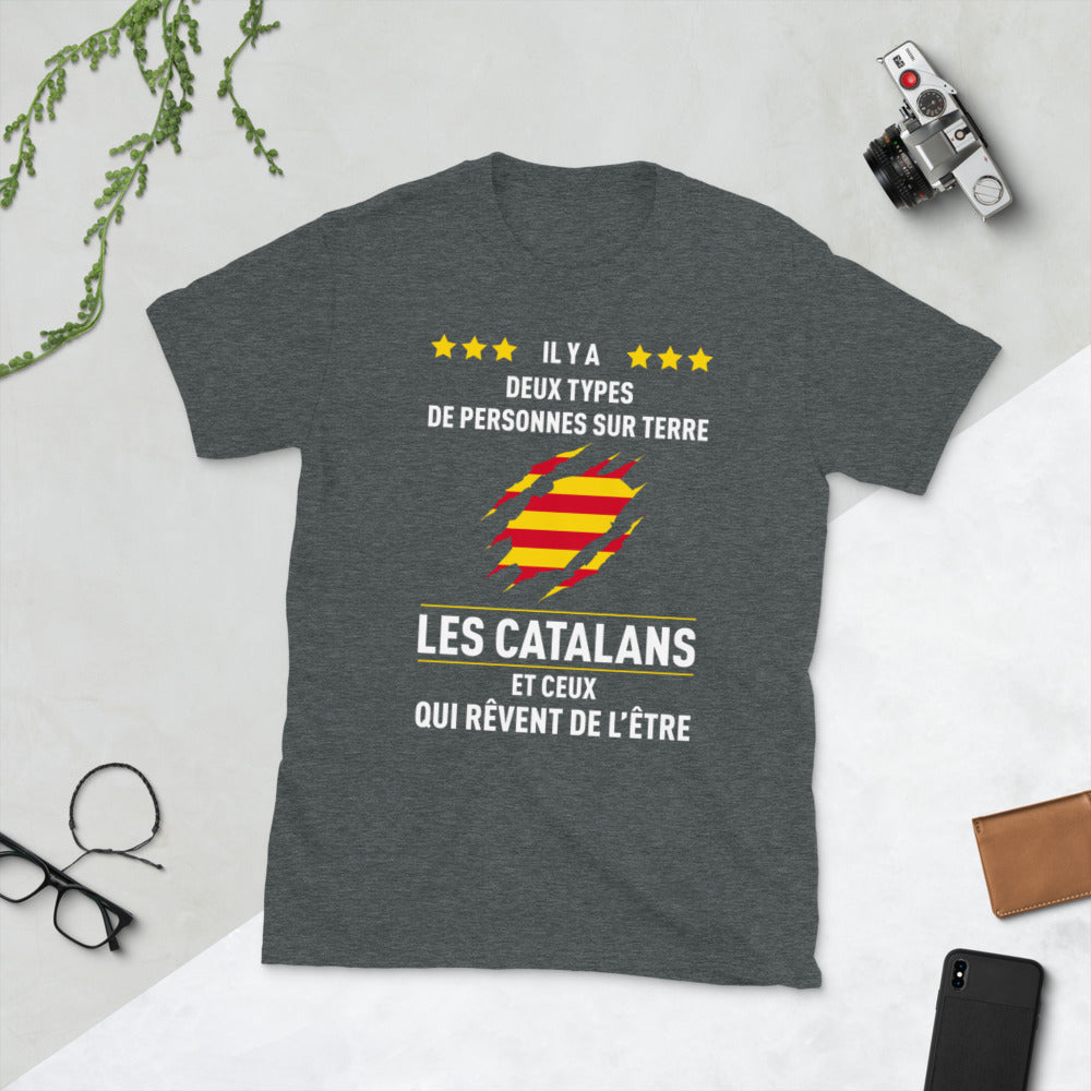 Catalans, Il y a deux types de personnes - T-shirt standard - Ici & Là - T-shirts & Souvenirs de chez toi