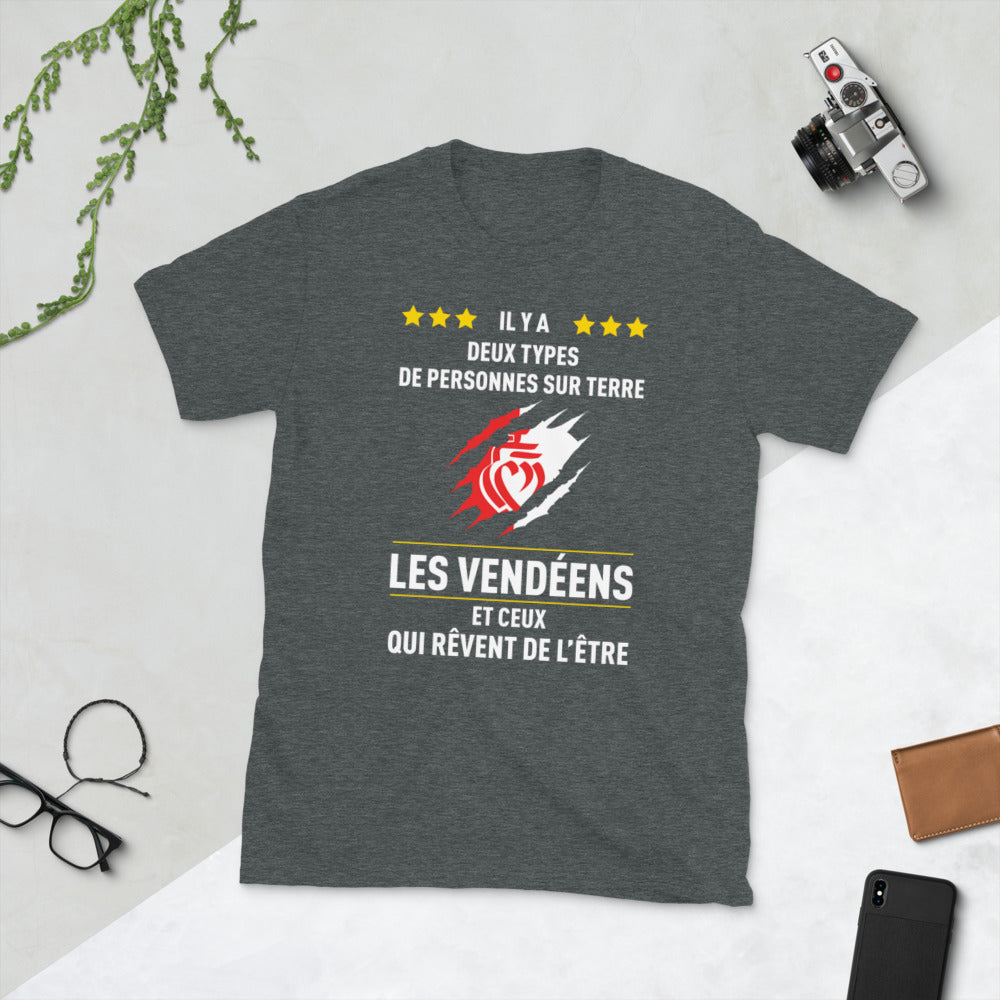 Deux types de personnes, les Vendéens et ceux qui rêvent de l'être - T-shirt standard - Ici & Là - T-shirts & Souvenirs de chez toi