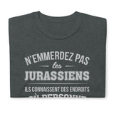 T-shirt idée cadeau humour Jurassien ne les emmerdez pas.