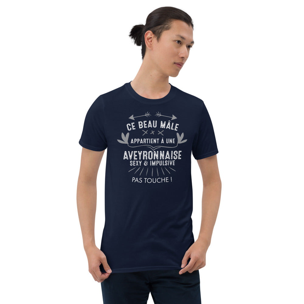 Ce beau mâle appartient à une Aveyronnais - T-shirt standard - Ici & Là - T-shirts & Souvenirs de chez toi