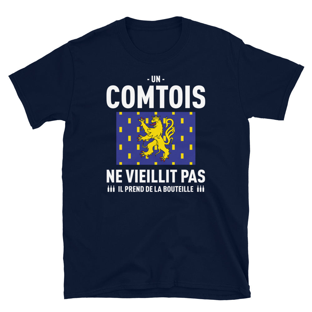 Un Comtois ne vieillit pas il prend de la bouteille - T-shirt Standard - Ici & Là - T-shirts & Souvenirs de chez toi