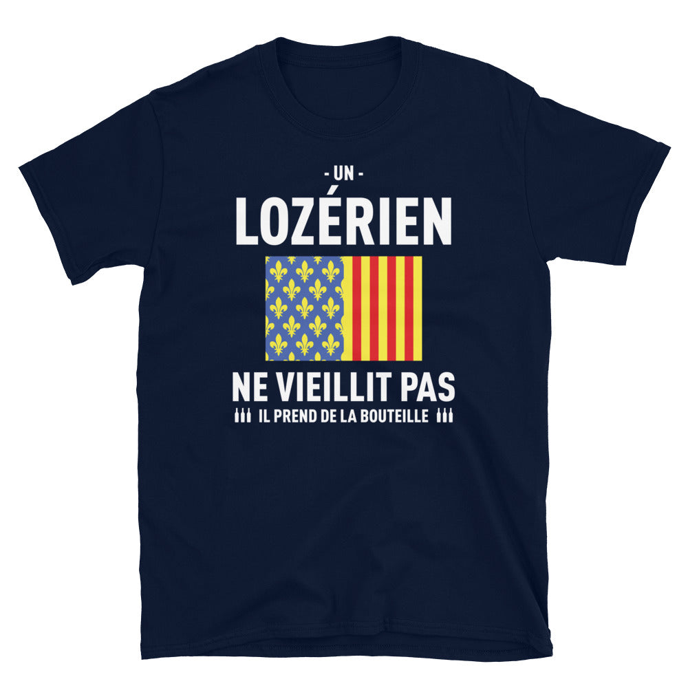 Un Lozérien ne vieillit pas il prend de la bouteille - T-shirt standard - Ici & Là - T-shirts & Souvenirs de chez toi