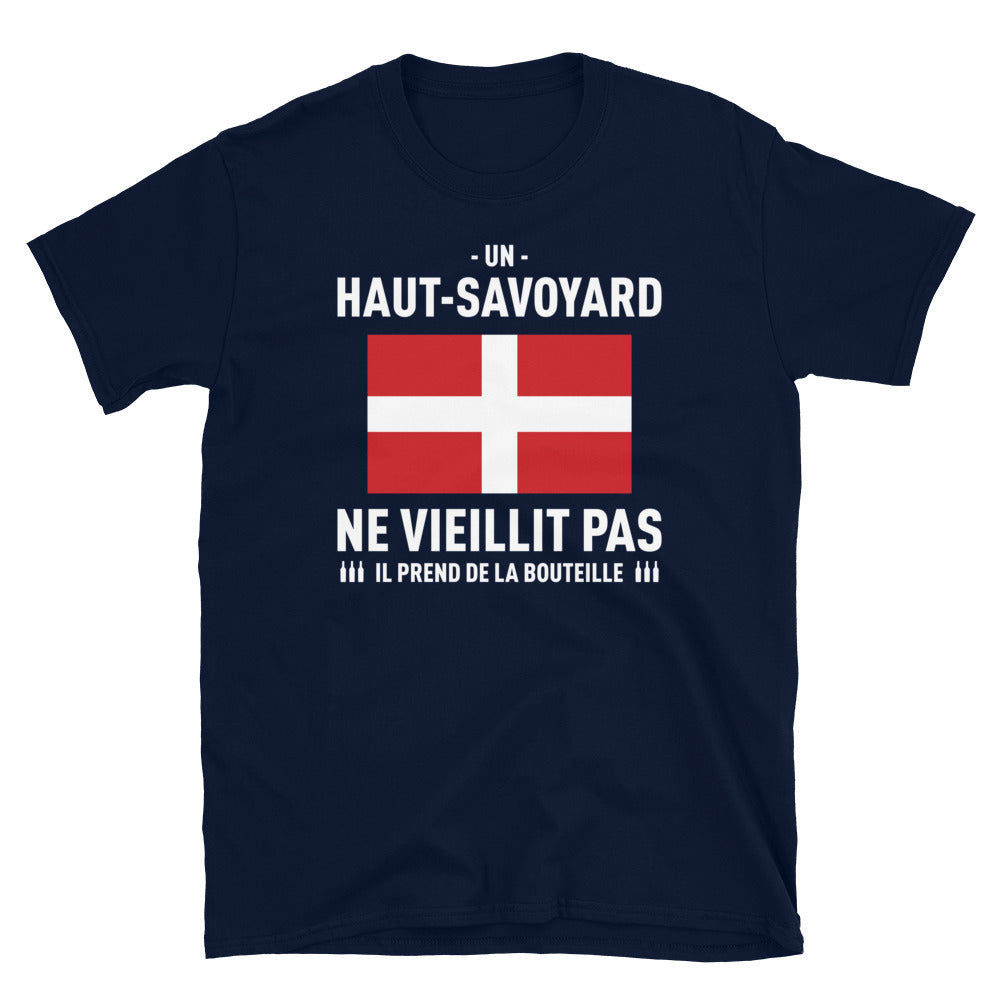 Un Haut-Savoyard ne vieillit pas il prend de la bouteille - T-shirt standard - Ici & Là - T-shirts & Souvenirs de chez toi