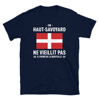 Thumbnail for Un Haut-Savoyard ne vieillit pas il prend de la bouteille - T-shirt standard - Ici & Là - T-shirts & Souvenirs de chez toi